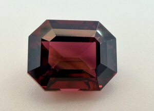 gar-02-rhodolite-garnet-gemstone-from-sri-lanka-with-purplish-red-tone-1